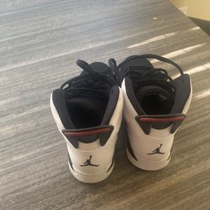 I’m selling a pair of Jordan’s size 1 in boys. Never worn